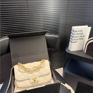 <AUTHENTIC>Chanel Ivory Quilted Shoulder Bag with Gold Chain